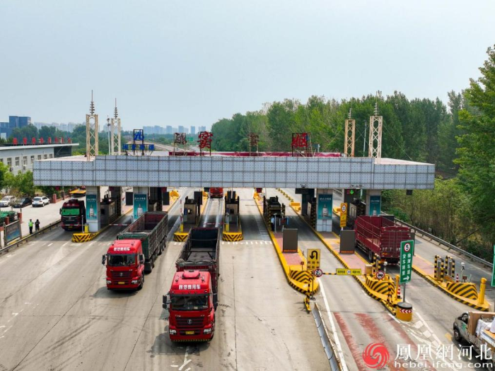 青銀高速全力守護(hù)道路暢通與司乘安全（圖為青銀高速竇嫗收費(fèi)站）