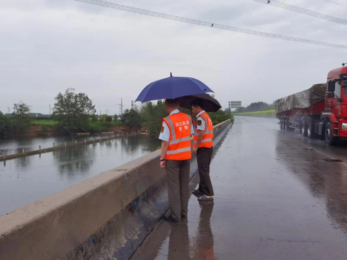 養(yǎng)護(hù)班組成員對(duì)橋梁進(jìn)行勘查，確保汛期高速橋梁安全（河北高速集團(tuán)青銀分公司供圖）