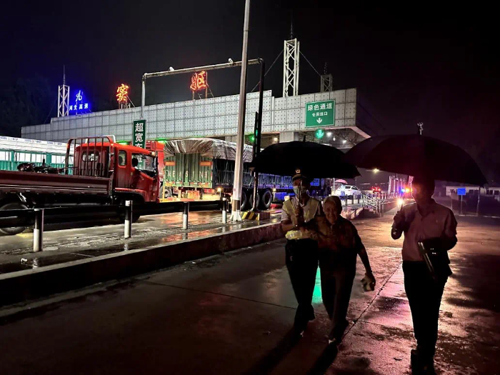 青銀高速竇嫗收費(fèi)站工作人員將受困司乘引領(lǐng)至愛(ài)心驛站休息（河北高速集團(tuán)青銀分公司供圖）