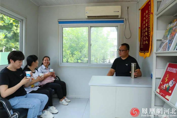 青銀高速愛(ài)心驛站為提供臨時(shí)休息場(chǎng)所，并配有熱水、食物、空調(diào)等設(shè)施與服務(wù)，贏得了廣大司乘的贊揚(yáng)