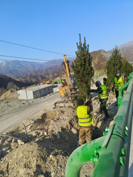 克服嚴(yán)寒、不畏困難、爭趕工程進(jìn)度