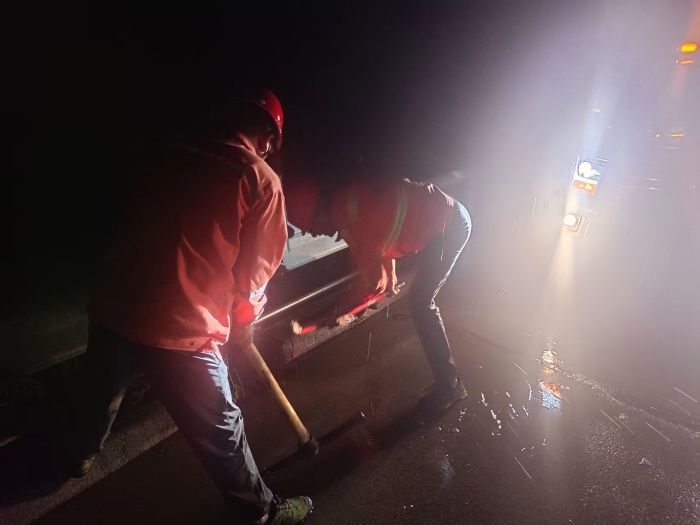 迎戰(zhàn)風雨保暢通：張家口分中心陽原養(yǎng)護隊深夜冒雨搶險護坦途