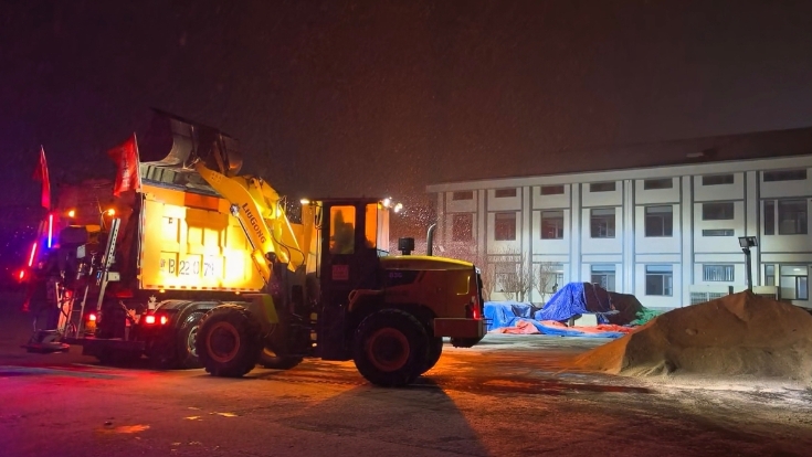 C:\Users\Administrator\Desktop\雪落即清 全程暢通——京哈北線分公司指揮調(diào)度中心高效應對23日凌晨降雪\33333