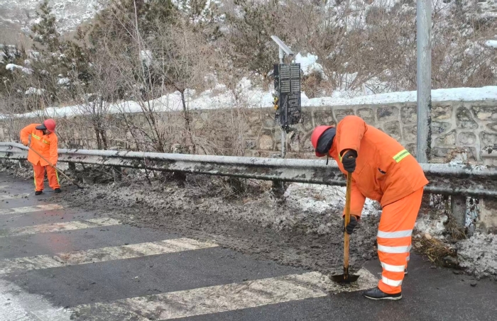 風(fēng)雪中的橙色守護(hù)——張家口分中心淶水北養(yǎng)護(hù)隊清理應(yīng)急車道積雪保暢通